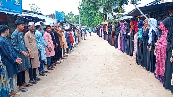 মাদ্রাসার জায়গা দখলের প্রতিবাদে বিক্ষোভ ও মানববন্ধন অনুষ্ঠিত